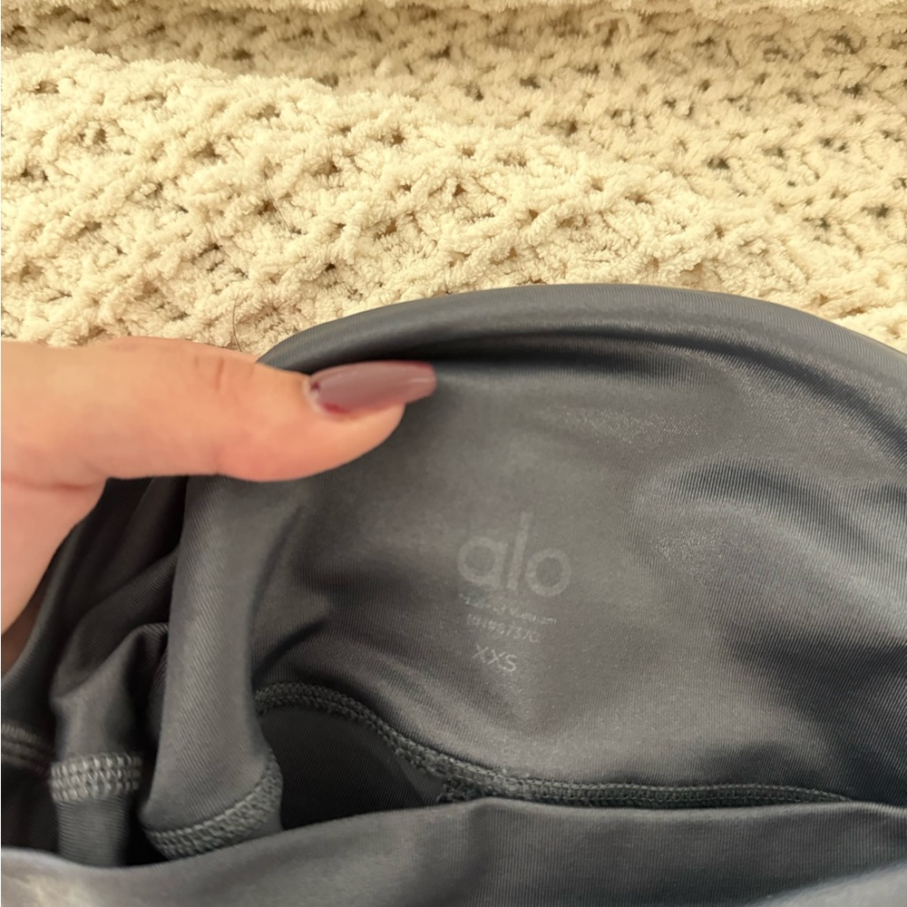 ALO Yoga Gunmetal Set - Leggings and Top - Picture 6 of 8